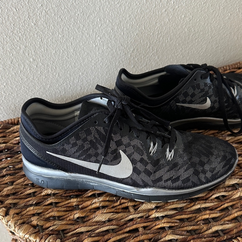 Nike women’s Black Athletic Shoes with silver Swoosh